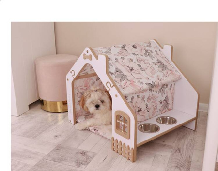 Hundhus i trä med en säng och skålar, rosa blommor