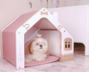 Hundhus i trä med säng och skålar, rosa