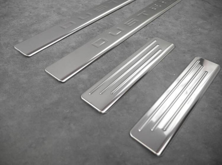 Dörrtrösklar täcker Dacia Duster 2018-