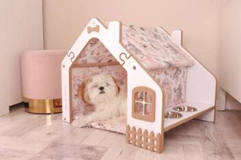 Hundhus i trä med en säng och skålar, rosa blommor