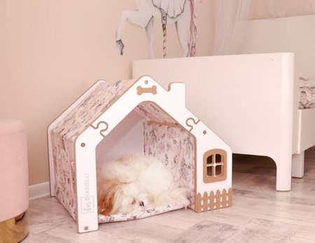 Hundhus i trä med en säng och skålar, rosa blommor